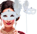 Venezianische Stabmaske für Damen weiß mit Feder